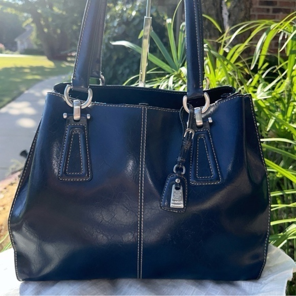 Lovely Liz Claiborne purse. Navy. Good condition.